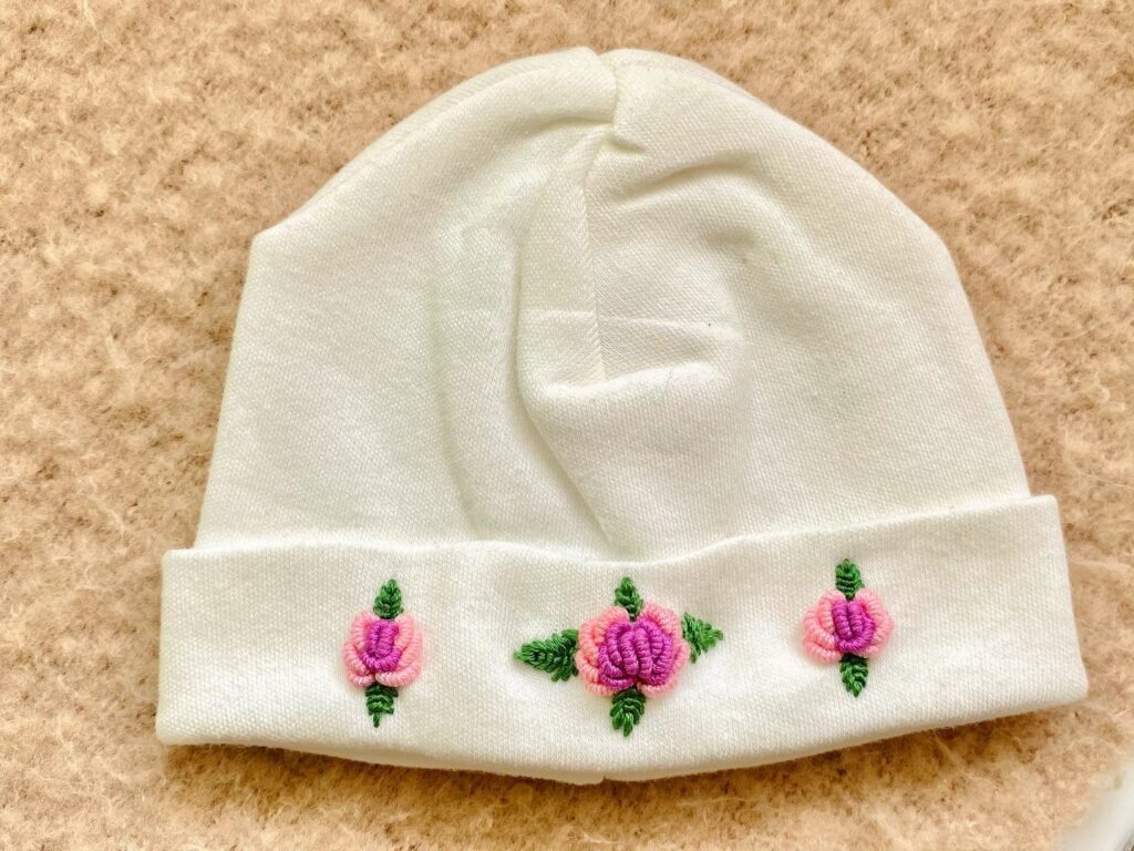 Ръчно бродирана бебешка шапка "Пролет"