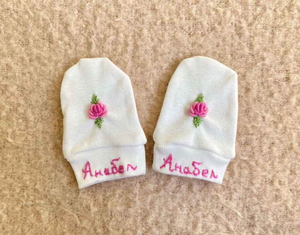 Бебешки ръкавички с име по избор