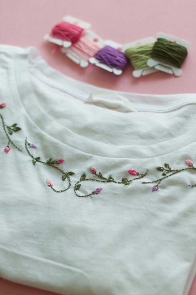 Ръчна бродерия от цветя върху блуза