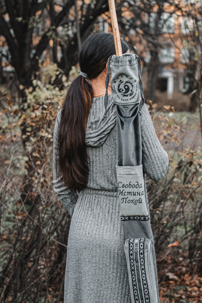 Калъф за оръжия с бродирано послание