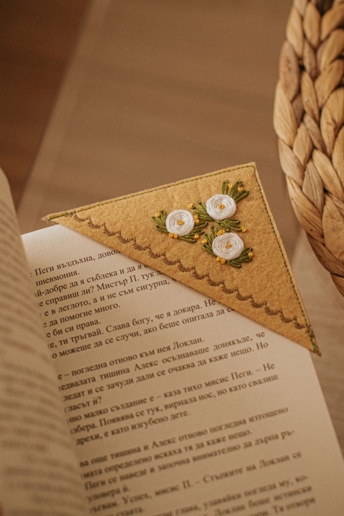 Разделител с бродерия "Зимни рози"