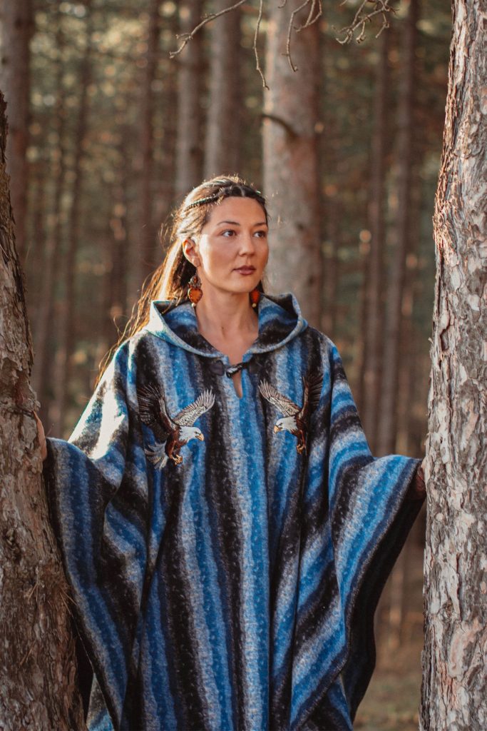 Вълнено пончо с бродерия "Volaremos como el águila"