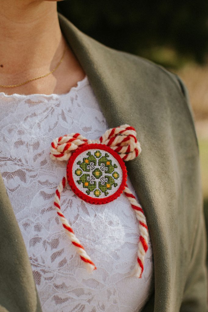 Мартеница с бродерия "Слънчеви очи"